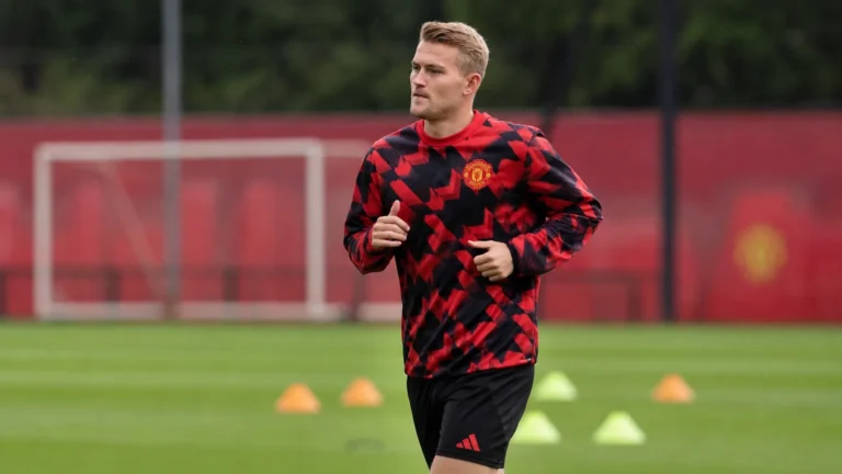 Matthijs de Ligt tijdens een rustige trainingsoefening op het oefenveld.