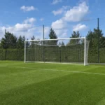 Een leeg doel op het trainingsveld met een vast bord van België naast het veld.