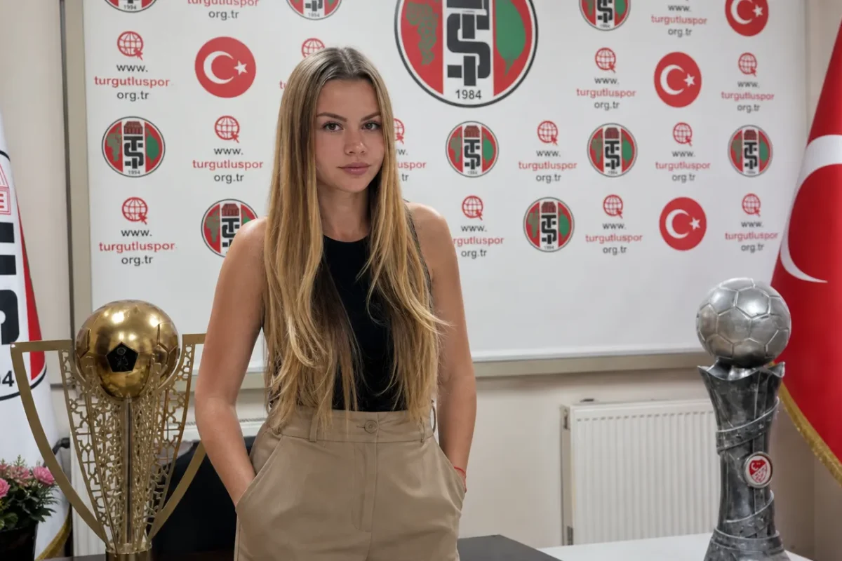 Zeynep Mestan in burgerkleding voor een zichtbare Turgutluspor-clubachtergrond.
