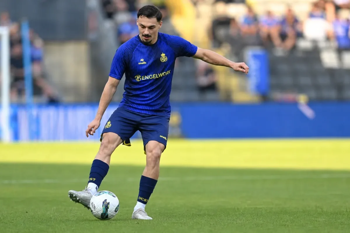 Mateo Biondic controleert een bal in het donkerblauwe tenue van Union Saint-Gilloise.