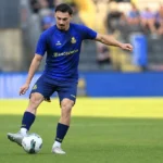 Mateo Biondic controleert een bal in het donkerblauwe tenue van Union Saint-Gilloise.