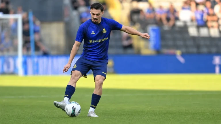 Mateo Biondic controleert een bal in het donkerblauwe tenue van Union Saint-Gilloise.