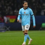 Een Feyenoord-speler in lichtblauw tenue tijdens een wedstrijdmoment op het veld.
