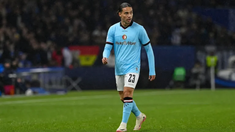 Een Feyenoord-speler in lichtblauw tenue tijdens een wedstrijdmoment op het veld.