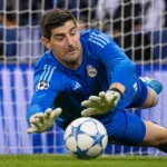 Thibaut Courtois duikt in het doelgebied van Real Madrid naar een redding.