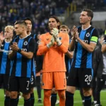 Een groep Club Brugge-spelers in blauw-zwart bedankt na afloop de thuisaanhang.