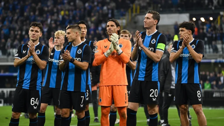 Een groep Club Brugge-spelers in blauw-zwart bedankt na afloop de thuisaanhang.