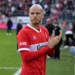 Geoffry Hairemans in rood-wit tenue langs het veld van Antwerp.