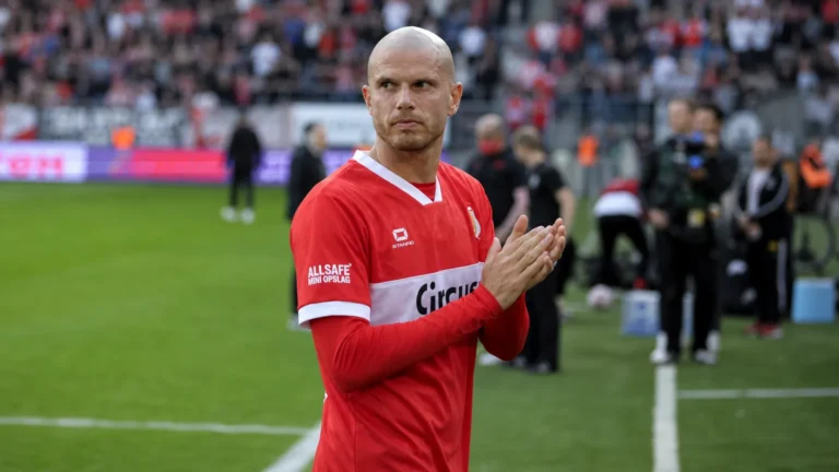 Geoffry Hairemans in rood-wit tenue langs het veld van Antwerp.