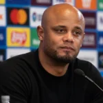 Vincent Kompany spreekt achter een microfoon op een persconferentie.