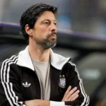 Een Anderlecht-coach volgt aandachtig het spel vanuit de technische zone.