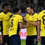 Een groep spelers van Union SG moedigt elkaar aan op het veld.