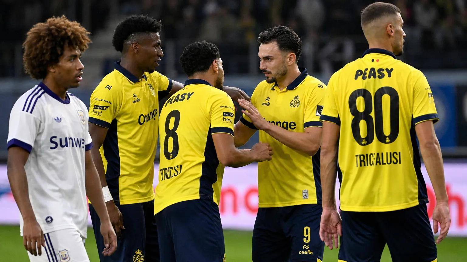 Een groep spelers van Union SG moedigt elkaar aan op het veld.