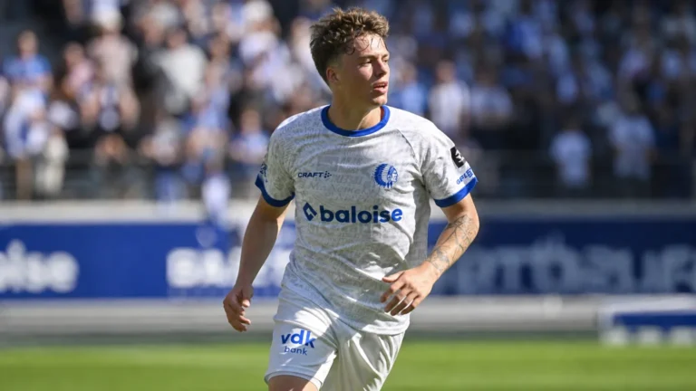 Tibe De Vlieger in actie in het lichtgrijze KAA Gent-shirt met blauwe randen.