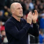Philippe Clement applaudisseert langs de zijlijn na een Championship-wedstrijd.