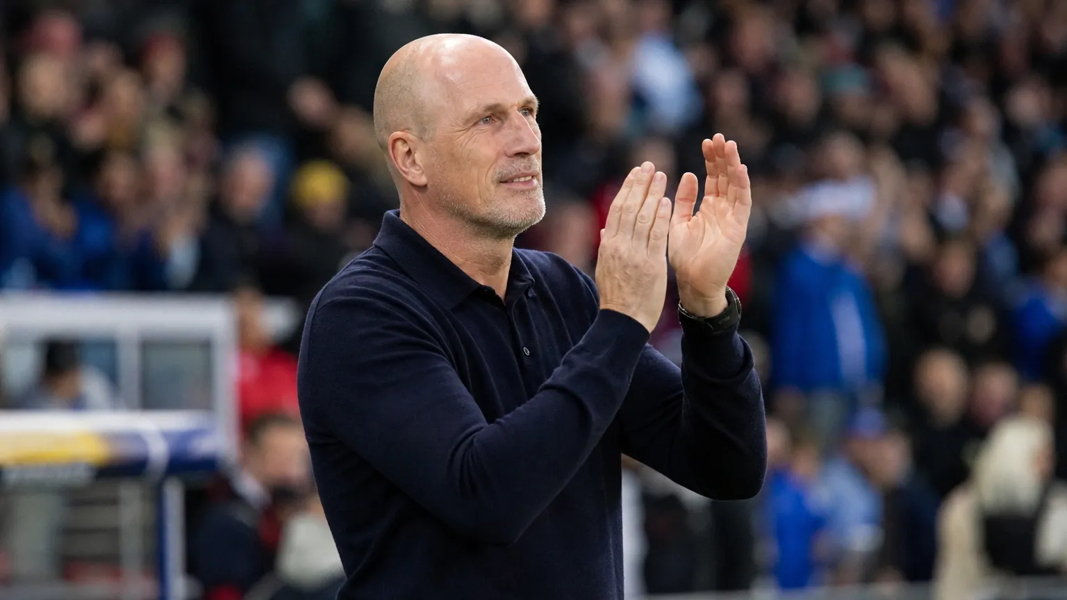 Philippe Clement applaudisseert langs de zijlijn na een Championship-wedstrijd.