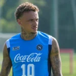 Noa Lang op het trainingsveld van Napoli in een blauw trainingsshirt.