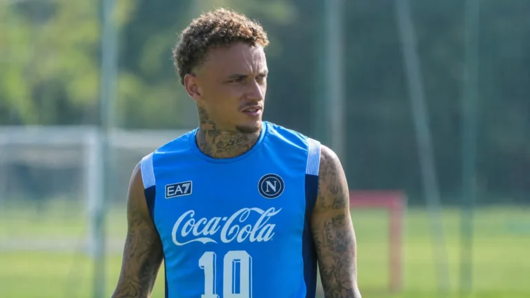 Noa Lang op het trainingsveld van Napoli in een blauw trainingsshirt.