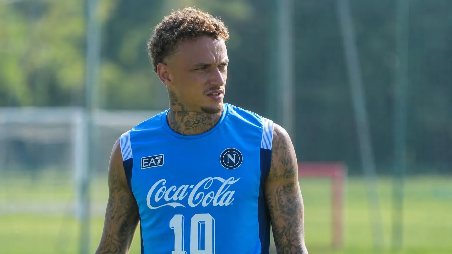 Noa Lang op het trainingsveld van Napoli in een blauw trainingsshirt.