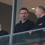 Niet-spelende clubvertegenwoordigers in een glazen ereloge op de Bosuil.