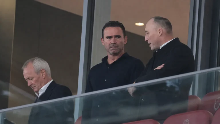 Niet-spelende clubvertegenwoordigers in een glazen ereloge op de Bosuil.