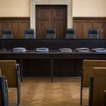 Een lege zittingszaal die is voorbereid op een juridische behandeling.