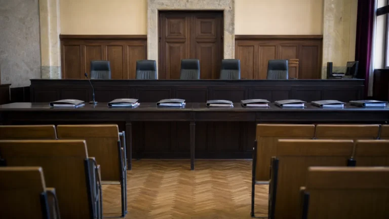 Een lege zittingszaal die is voorbereid op een juridische behandeling.