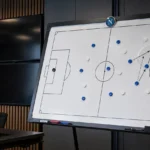 Lege videoanalysezaal van Napoli met een tactiekbord waarop de zone aan de tweede paal is aangeduid.
