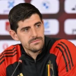Thibaut Courtois luistert tijdens een persmoment van de Belgische nationale ploeg.