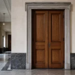 Lege gang van een gerechtsgebouw met een gesloten deur naar een zittingszaal.