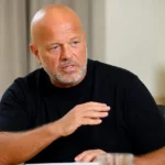 Bart Verhaeghe spreekt tijdens een interview aan een tafel.