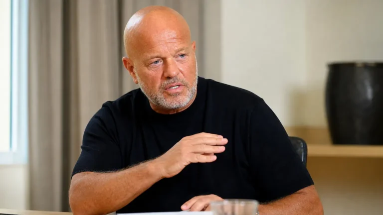 Bart Verhaeghe spreekt tijdens een interview aan een tafel.