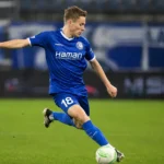 Matisse Samoise van KAA Gent in actie met de bal tijdens een competitiewedstrijd.