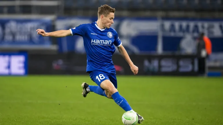Matisse Samoise van KAA Gent in actie met de bal tijdens een competitiewedstrijd.