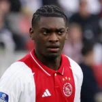 Jorthy Mokio in Ajax-tenue op het voetbalveld.