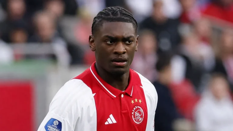 Jorthy Mokio in Ajax-tenue op het voetbalveld.
