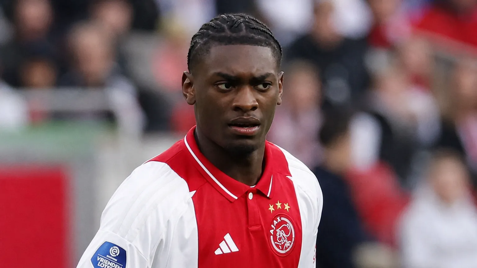 Jorthy Mokio in Ajax-tenue op het voetbalveld.