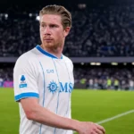 Kevin De Bruyne staat na een wedstrijd op het veld in het witte Napoli-tenue.