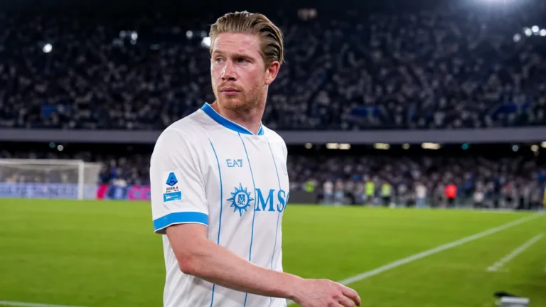 Kevin De Bruyne staat na een wedstrijd op het veld in het witte Napoli-tenue.