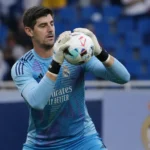 Thibaut Courtois warmt op als doelman van Real Madrid in een stadion.