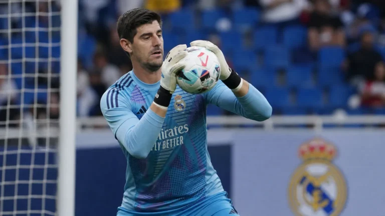 Thibaut Courtois warmt op als doelman van Real Madrid in een stadion.