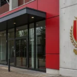 Lege ingang van het stadion van Standard Luik met een vast clubembleem aan de gevel.