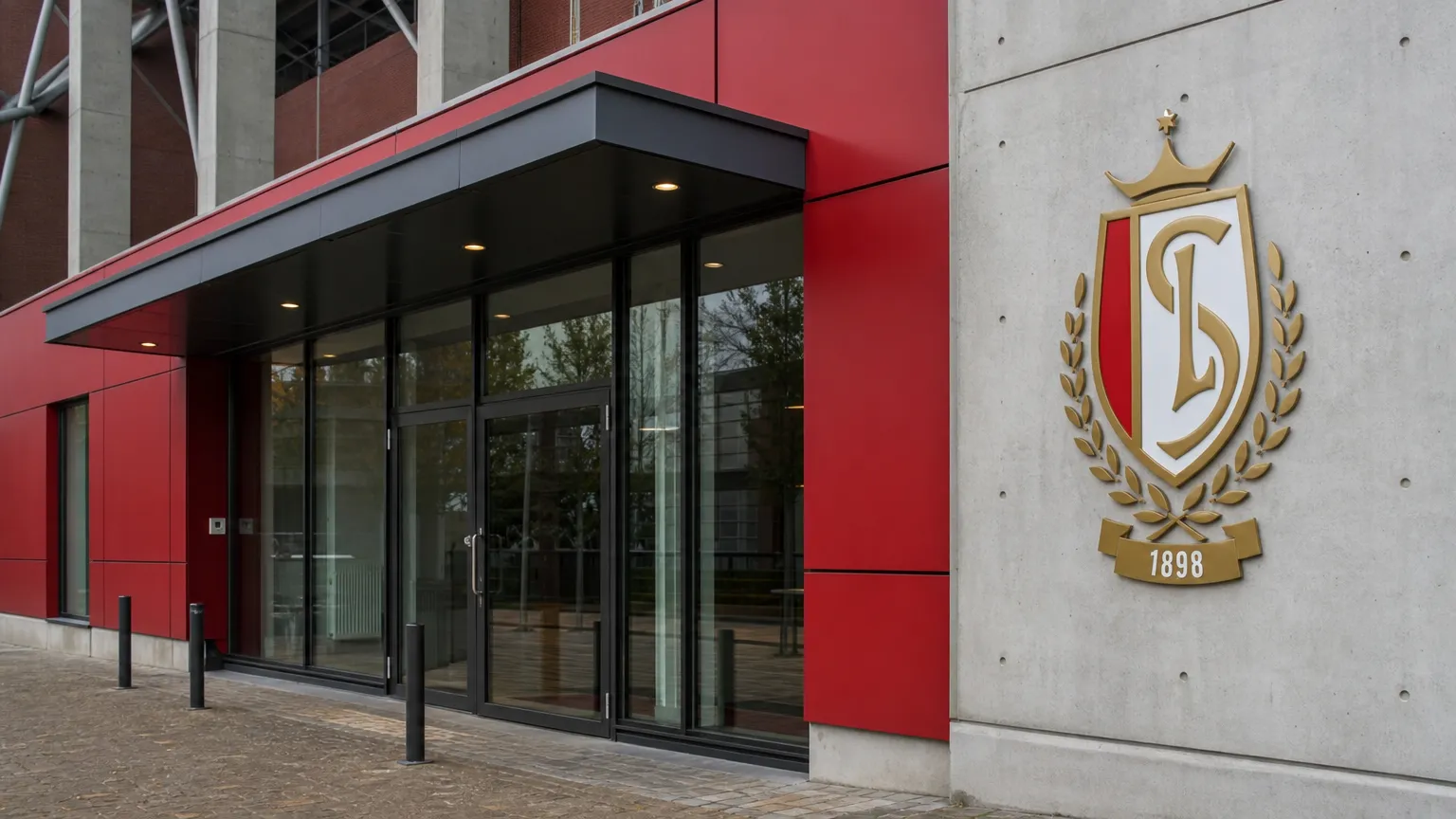 Lege ingang van het stadion van Standard Luik met een vast clubembleem aan de gevel.