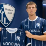 Jarne Steuckers poseert tijdens zijn officiële voorstelling bij VfL Bochum.