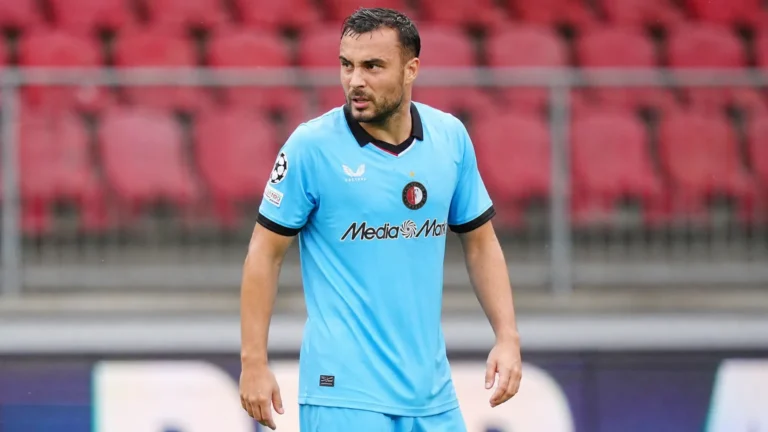 Charles Vanhoutte tijdens een rustig moment op het voetbalveld in lichtblauw tenue.