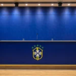 Een lege lessenaar voor een Braziliaanse selectieaankondiging met het embleem van Brazilië.