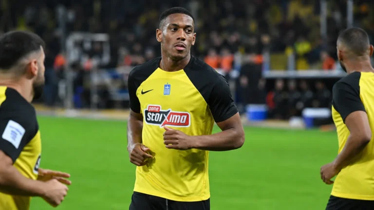 Anthony Martial in een geel-zwart voetbalshirt aan de rand van het veld.
