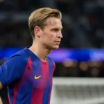 Frenkie de Jong in een FC Barcelona-shirt in een rustig stadionmoment.