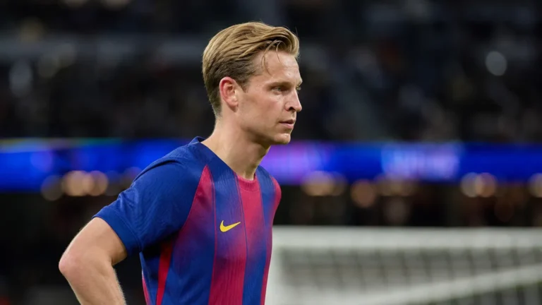 Frenkie de Jong in een FC Barcelona-shirt in een rustig stadionmoment.
