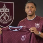 Largie Ramazani poseert met een Burnley-shirt tijdens een officiële clubpresentatie.